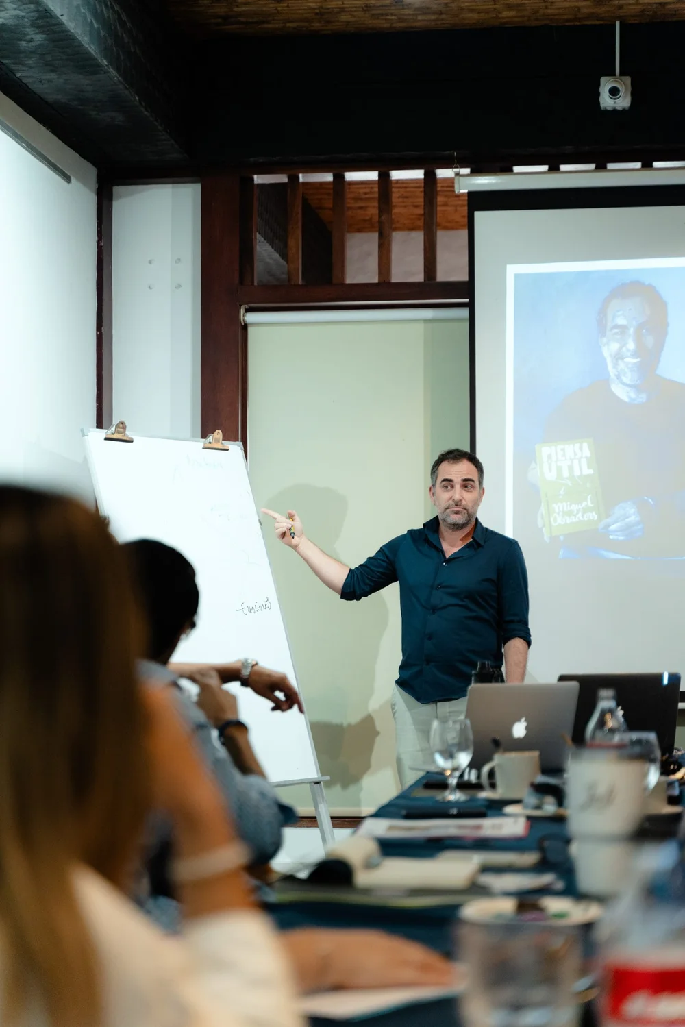 Miki Obradors trabajando con un equipo directivo